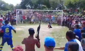 CĐV mang súng AK vào sân bóng ở Brazil