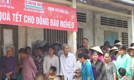 Home Credit tặng quà Tết cho bà con nghèo Trà Vinh