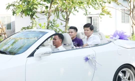 Trung Kiên đi xe mui trần hỏi cưới Lê Phương