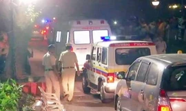 Xe cứu thương đưa Sridevi từ sân bay về nhà ở Mumbai vào tối 27/2.