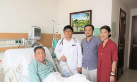Ths.Bs Phạm Thành Văn (áo blouse trắng) chia sẻ niềm vui hồi phục với bệnh nhân Nguyễn Đức Hòa và gia đình