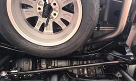 Vì sao ô tô dễ bị lật khi lắc ngang đuôi xe đi qua đường xóc?