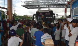 Xe chở thi hài kẹt hàng giờ ở trạm BOT Sóc Trăng