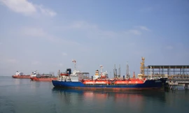 Hoạt động xuất bán sản phẩm xăng dầu của Nhà máy Lọc dầu Dung Quất. Ảnh PV.