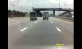 Ôtô bay vọt khỏi cầu vượt