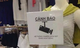 Biển cảnh báo bằng tiếng Việt được chụp lại trong một shop thời trang tại Nhật.