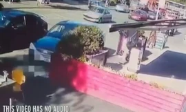 Ông bố cứu mạng con gái khỏi xe điên trong tích tắc