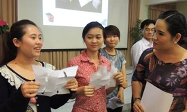 Các bạn trẻ chơi trò nhắm mắt xé giấy để thấy khi yêu mà không thiếu sự tỉnh táo, mù quáng thì sẽ lạc đường. 