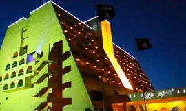 Khách sạn năm sao Ninawa bị đóng cửa năm ngoái khi IS chiếm giữ thành phố Mosul. Ảnh: Sky News.