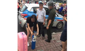 Cô gái bị người taxi mời xuống xe, lực lượng an ninh ra nhắc nhở.