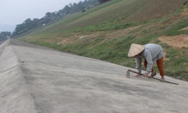 Muốn đi làm đồng người dân phải đi leo, bò