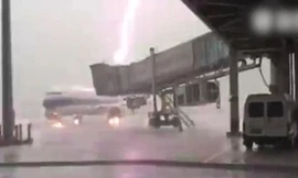 Sét đánh trúng máy bay Trung Quốc trên đường băng