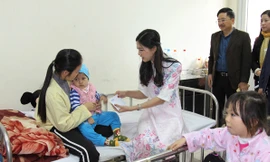 Báo Tiền Phong thăm và tặng qua cho bệnh nhi có hoàn cảnh đặc biệt khó