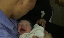 Em bé được sinh ra trên tàu SE8. Ảnh: VR