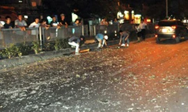 Sau vụ nổ, nhiều mảnh vụn rơi đầy đường.