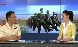 Thượng úy Nguyễn Thanh Tuấn (trái) trong trường quay Bản tin Chào buổi sáng. (Ảnh: VTV News) 