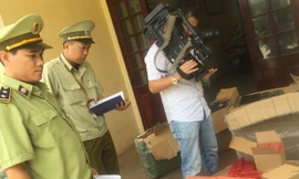 Lực lượng chức năng kiểm tra một khối lượng lớn mỹ phẩm không rõ nguồn gốc xuất xứ, không có hóa đơn chứng từ trên thị trường Đà Nẵng. 