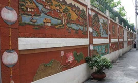 Dọc chiều dài cả ngõ là bức tranh gốm sứ lại đồng bộ và đẹp mắt. 