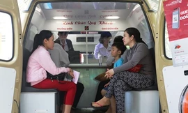 Khách hàng đang thực hiện giao dịch trên xe lưu động 