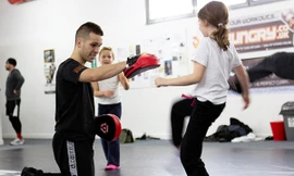 Nhiều nhà nghiên cứu tin rằng dạy trẻ các kỹ năng tự vệ giúp chúng tự tin hơn trong cuộc sống. Ảnh: No Fear Academy.