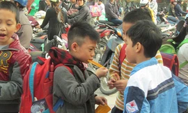 Các cháu ăn nhưng đâu biết nó có tốt cho sức khỏe hay không? (Ảnh: Minh Chiến)