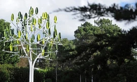 Mô hình cây phát điện nhờ sức gió Wind Tree. Ảnh: AFP