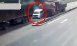 Clip xe van bị hai xe tải chèn ép bẹp dúm 