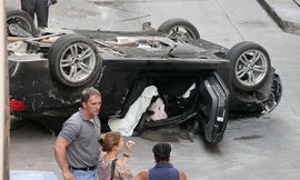 Chiếc xe sang nằm lật ngửa trên mặt đất, túi khí bung. Nữ tài xế bị thương nặng nhưng may mắn giữ được mạng sống. Ảnh: Fox7Austin.