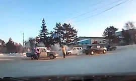 Hai ôtô kéo nhau đốn ngã người đi bộ