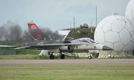 Khói đen tiếp tục bốc ra từ động cơ sau khi tiêm kích hạ cánh. Ảnh: CNA.