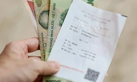 Nhiều nhân viên từ các doanh nghiệp rất quan tâm đến mức phí phải trả khi rút tiền ATM