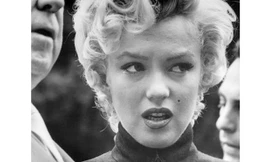 Marilyn Monroe bước ra từ tòa án ở Beverly Hills vào tháng 10/1954, sau khi hoàn tất thủ tục ly dị Joe DiMaggio