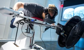 Không có cánh, vẫn bay được như chim