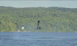 Người đàn ông “bay” trên mặt hồ lập kỷ lục Guinness