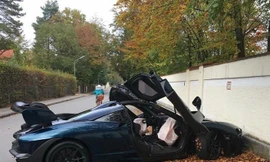 Chiếc Senna vừa rời khỏi showroom đã gặp nạn