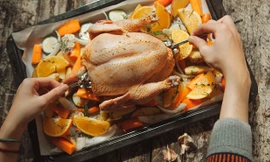 Gà nướng cam và thảo mộc thơm nức, ngon miệng