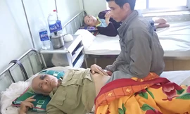 Ông Đằng bị đánh bầm tím mắt trái khi vào can nam giáo viên đánh vợ mình. Ảnh: MT