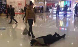 Chàng trai lăn lộn trên sàn nhà sau khi cãi nhau với bạn gái. Ảnh: Weibo.