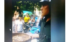 Cán bộ đội trật tự cầm rổ tôm tít đưa ra xe trước sự chứng kiến của rất nhiều khách du lịch