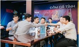 Khách hàng tham dự sự kiện Lễ hội Bia Hà Nội 2019 thưởng thức các dòng bia mới của Habeco