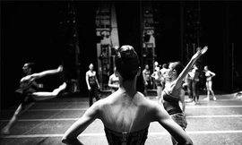 Phía sau ánh đèn sân khấu của vũ công trẻ