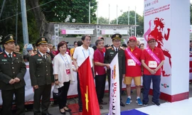 Phó Tổng giám đốc Vietjet Đỗ Xuân Quang trao giải thưởng 4 vé khứ hồi quốc tế cho đội vô địch nội dung Ekiden 2019