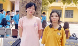 Bùi Thị Linh (bên trái) cùng bạn thân