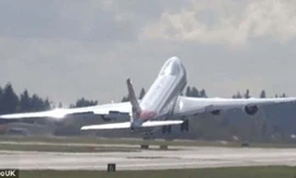 Chiếc Boeing 747-8 cất cánh.