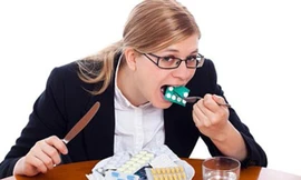 Ngoài đường uống trực tiếp, thuốc kháng sinh đang âm thầm xâm nhập vào cơ thể chúng ta qua dư lượng tồn đọng trong các thực phẩm chế biến từ thịt, trứng, sữa của động vật chăn nuôi. Ảnh minh họa: Alamy