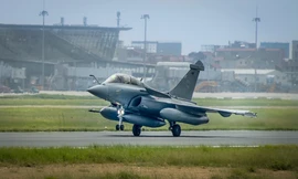 Treo nón vào tiêm kích đa năng Rafale khi hạ cánh tại Hà Nội