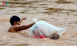 Điện Biên: Học sinh chui túi nilon vượt suối lũ tới trường