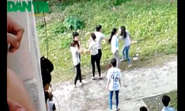 Nữ sinh dùng thước đánh bạn giữa sân trường