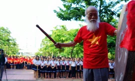 Thầy Văn Như Cương đánh trống khai giảng năm học 2015-2016.