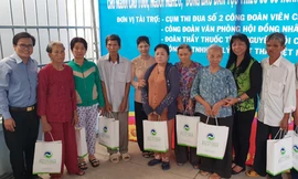 Bà Huỳnh Thị Lan Phương cùng lãnh đạo huyện Bình Chánh trao quà cho bà con